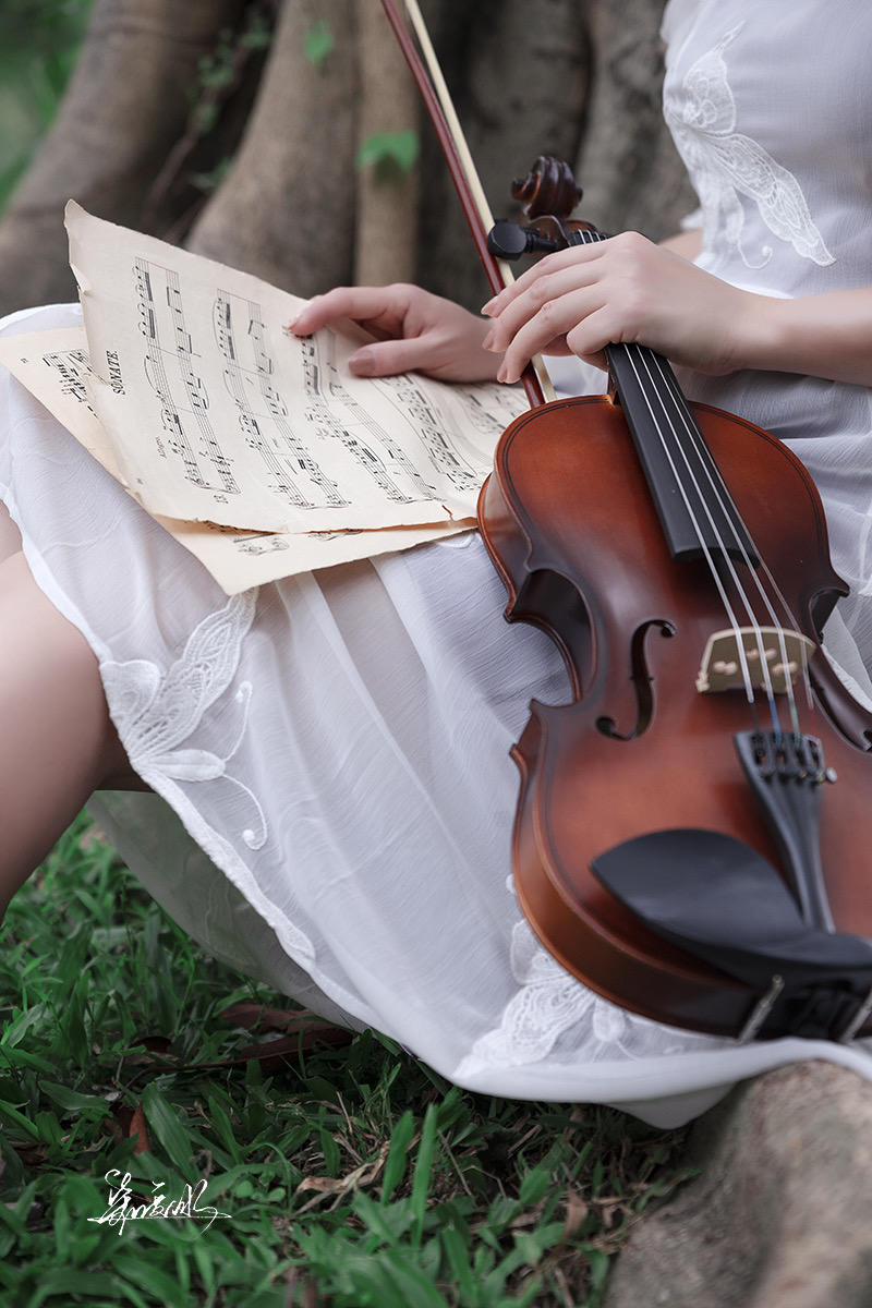 拉小提琴的小仙女人像摄影作品