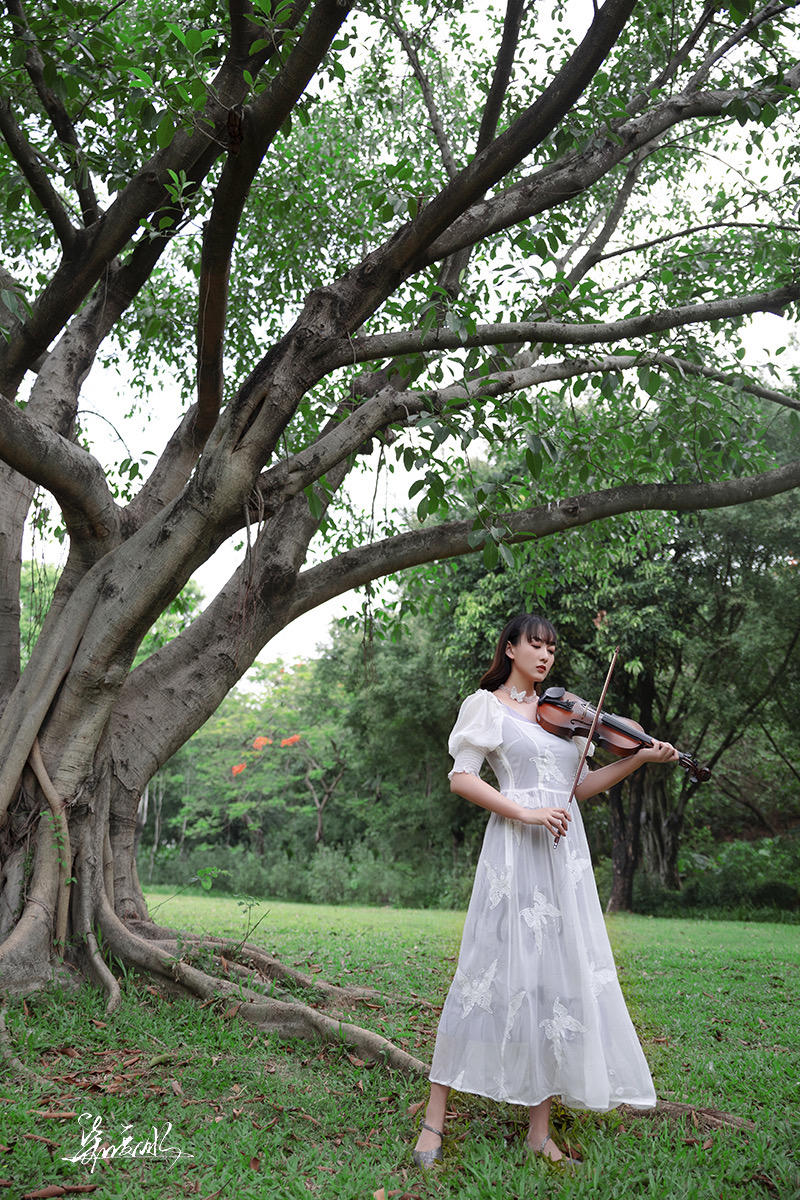 拉小提琴的小仙女人像摄影作品