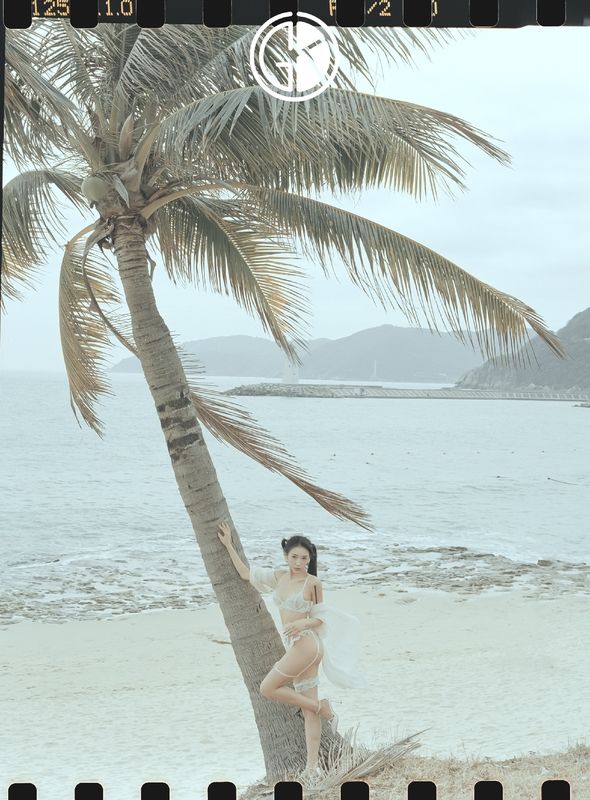 《海边绮想》沙滩白色内衣性感写真