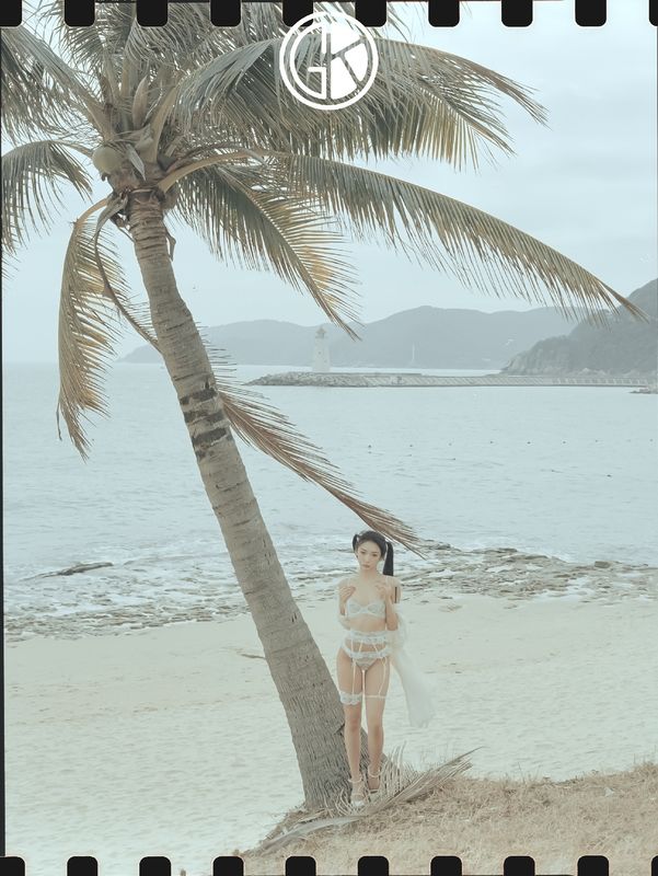《海边绮想》沙滩白色内衣性感写真